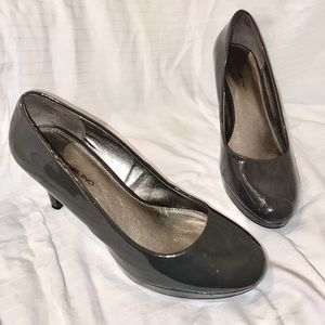 Bandolino grey pumps